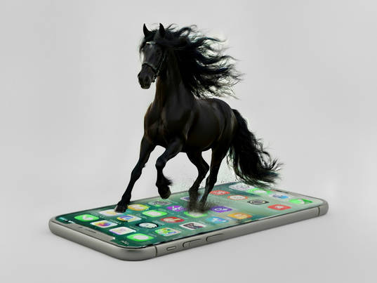 Schwarzes Pferd galoppiert aus Smartphone – Kreative Digitalillustration