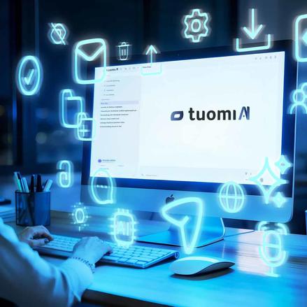 Frau arbeitet am PC mit tuomiAI