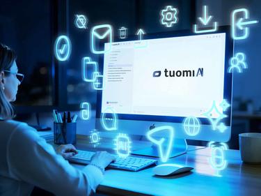 Technikerin überprüft ein Netzwerk mit ihrem Laptop im Serverraum